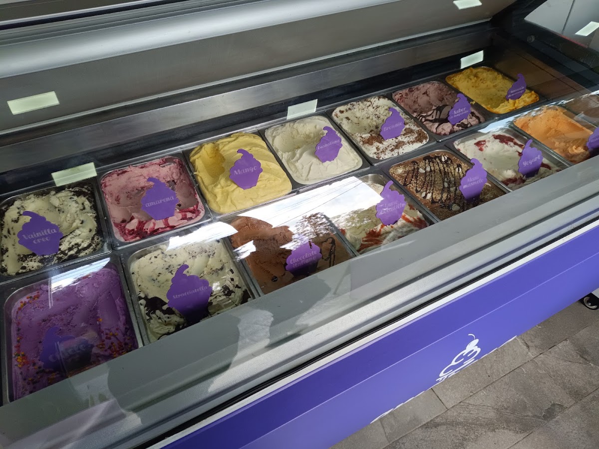 Copa de gelato artesanal con cono crocante servido en Amarena
